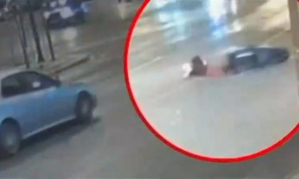 Αγία Παρασκευή: Βίντεο ντοκουμέντο! Η στιγμή που ΙΧ παρέσυρε μοτοσικλετιστή (βίντεο)